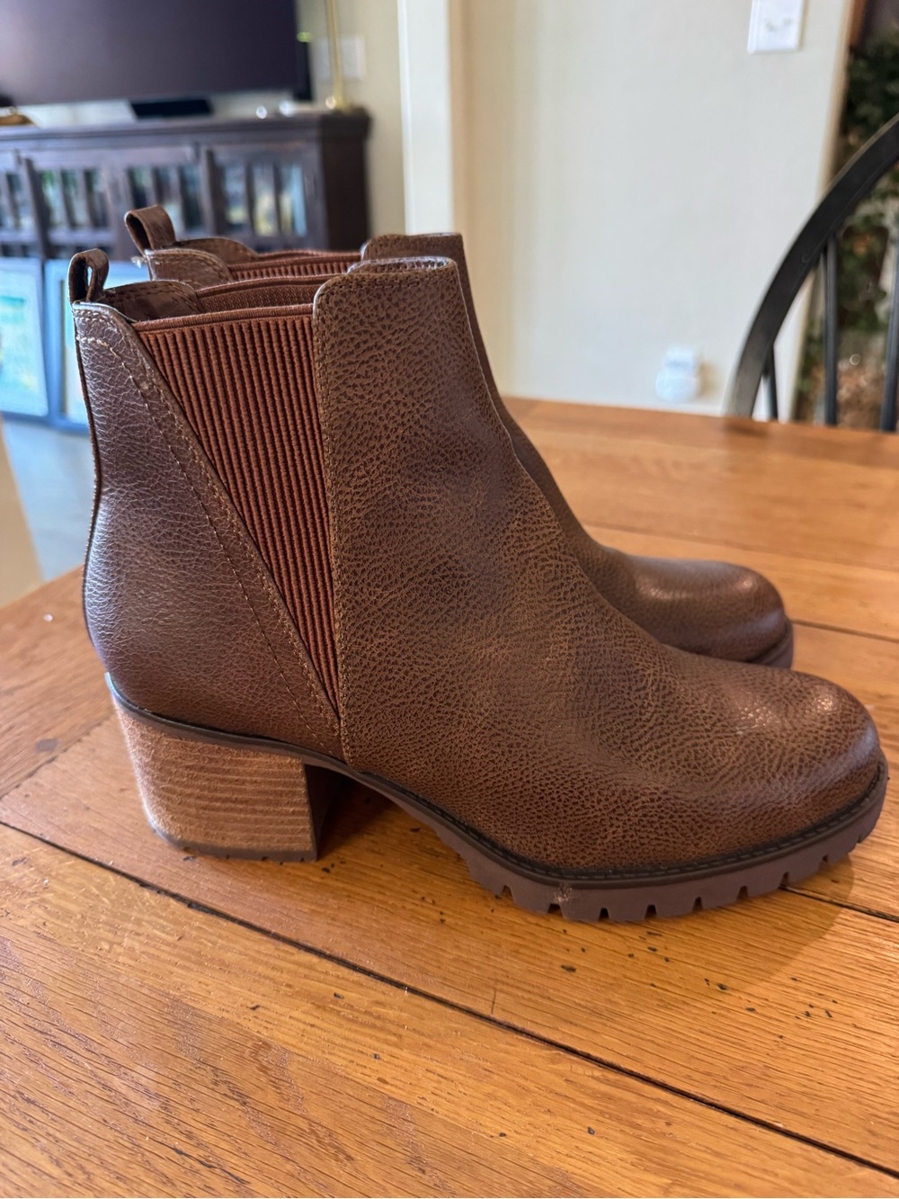MIA Jody Faux Leather Lug Sole
Chelsea Boots - size 11 - Picture 2 of 11
